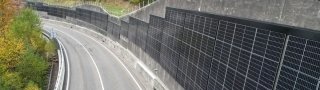 В Швейцарии установили вертикальные солнечные панели на придорожной подпорной стене